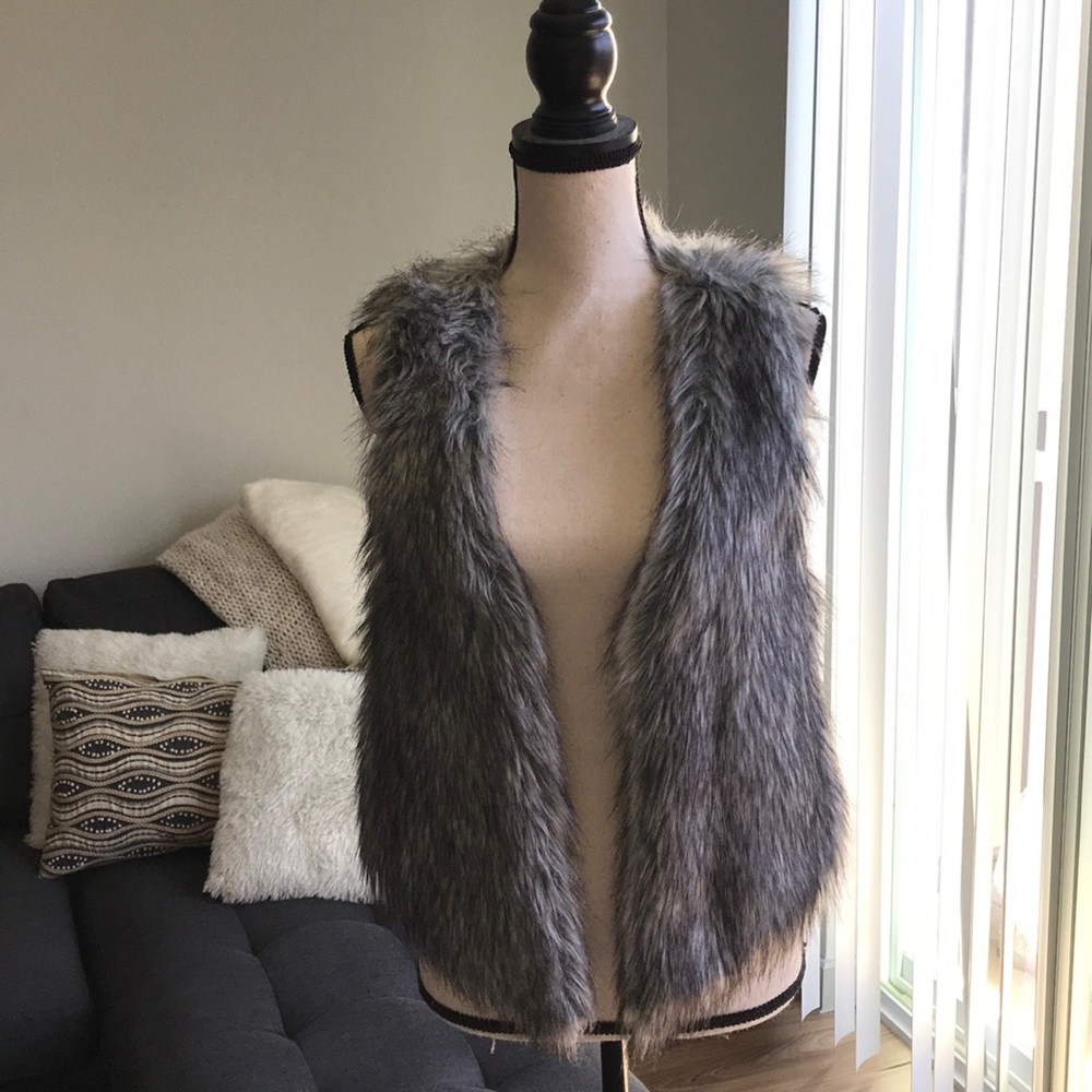 Fitted faux fur vest